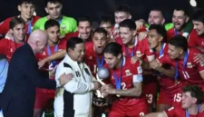Presiden Prabowo didampingi Presiden FIFA Serahkan trofi FIFA ASEAN Cup 2026 kepada Timnas Indonesia Sumber: ANTARA FOTO/M Risyal Hidayat/sgd