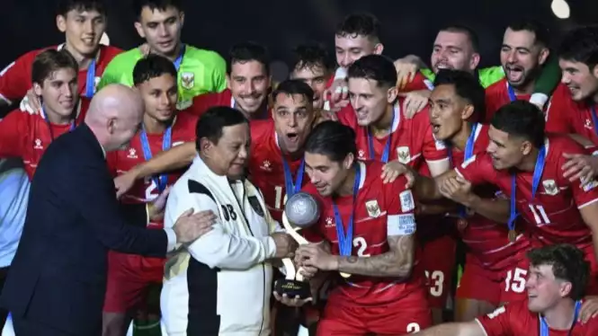 Presiden Prabowo didampingi Presiden FIFA Serahkan trofi FIFA ASEAN Cup 2026 kepada Timnas Indonesia Sumber: ANTARA FOTO/M Risyal Hidayat/sgd