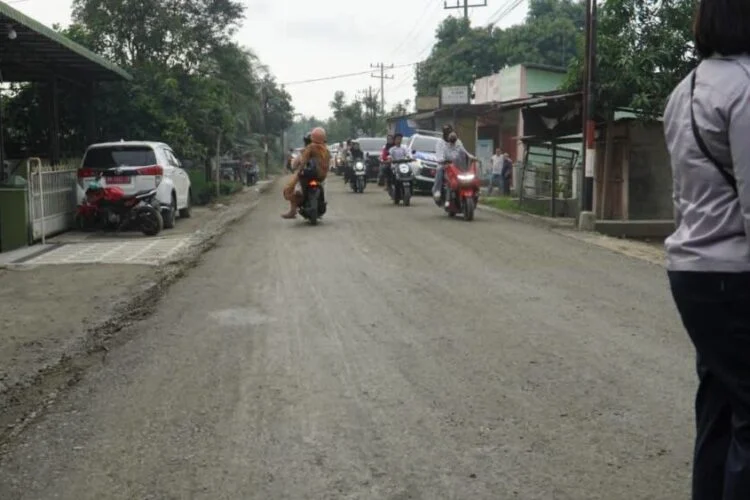 Tiorita Tinjau Perbaikan Jalan Kampung Nangka–Kepala Sungai Sepanjang 1 Kilometer