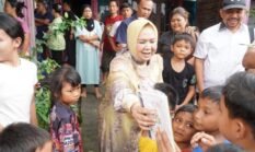 Empat Rumah Terbakar di Salapian, Tiorita Serahkan Bantuan kepada Korban
