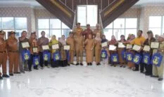Plt Bupati Langkat Serahkan Penghargaan kepada 19 ASN Purnabakti