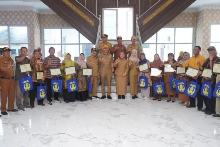 Plt Bupati Langkat Serahkan Penghargaan kepada 19 ASN Purnabakti