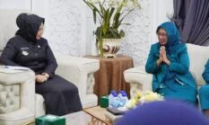 Tiorita Serahkan SK Plt Ketua TP PKK Langkat kepada Rosda Neli, Ini Harapannya