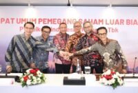 Sejumlah jajaran Direksi Telkom diabadikan bersama usai rangkaian RUPSLB Telkom, Rabu (30/9/2026). Dari kiri, Direktur Keuangan & Manajemen Risiko Arthur Angelo Syailendra, Direktur Network Budi Satria Dharma Purba, Direktur Utama Nanang Hendarno, Direktur Legal & Compliance Andy Kelana, Direktur Strategic Business Development & Portfolio Seno Soemadji, dan Direktur Human Capital Management Willy Saelan. Foto: Istimewa
