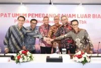 Sejumlah jajaran Direksi Telkom diabadikan bersama usai rangkaian RUPSLB Telkom, Rabu (30/9/2026). Dari kiri, Direktur Keuangan & Manajemen Risiko Arthur Angelo Syailendra, Direktur Network Budi Satria Dharma Purba, Direktur Utama Nanang Hendarno, Direktur Legal & Compliance Andy Kelana, Direktur Strategic Business Development & Portfolio Seno Soemadji, dan Direktur Human Capital Management Willy Saelan. Foto: Istimewa