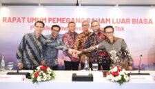 Sejumlah jajaran Direksi Telkom diabadikan bersama usai rangkaian RUPSLB Telkom, Rabu (30/9/2026). Dari kiri, Direktur Keuangan & Manajemen Risiko Arthur Angelo Syailendra, Direktur Network Budi Satria Dharma Purba, Direktur Utama Nanang Hendarno, Direktur Legal & Compliance Andy Kelana, Direktur Strategic Business Development & Portfolio Seno Soemadji, dan Direktur Human Capital Management Willy Saelan. Foto: Istimewa