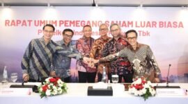 Sejumlah jajaran Direksi Telkom diabadikan bersama usai rangkaian RUPSLB Telkom, Rabu (30/9/2026). Dari kiri, Direktur Keuangan & Manajemen Risiko Arthur Angelo Syailendra, Direktur Network Budi Satria Dharma Purba, Direktur Utama Nanang Hendarno, Direktur Legal & Compliance Andy Kelana, Direktur Strategic Business Development & Portfolio Seno Soemadji, dan Direktur Human Capital Management Willy Saelan. Foto: Istimewa