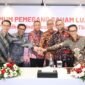 Sejumlah jajaran Direksi Telkom diabadikan bersama usai rangkaian RUPSLB Telkom, Rabu (30/9/2026). Dari kiri, Direktur Keuangan & Manajemen Risiko Arthur Angelo Syailendra, Direktur Network Budi Satria Dharma Purba, Direktur Utama Nanang Hendarno, Direktur Legal & Compliance Andy Kelana, Direktur Strategic Business Development & Portfolio Seno Soemadji, dan Direktur Human Capital Management Willy Saelan. Foto: Istimewa