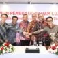 Sejumlah jajaran Direksi Telkom diabadikan bersama usai rangkaian RUPSLB Telkom, Rabu (30/9/2026). Dari kiri, Direktur Keuangan & Manajemen Risiko Arthur Angelo Syailendra, Direktur Network Budi Satria Dharma Purba, Direktur Utama Nanang Hendarno, Direktur Legal & Compliance Andy Kelana, Direktur Strategic Business Development & Portfolio Seno Soemadji, dan Direktur Human Capital Management Willy Saelan. Foto: Istimewa