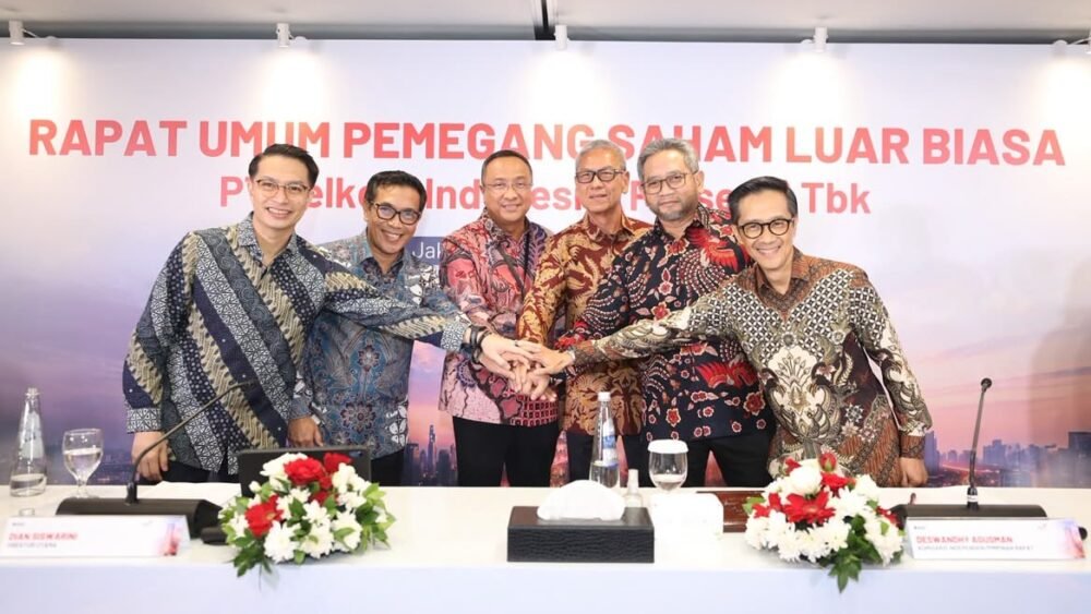 Sejumlah jajaran Direksi Telkom diabadikan bersama usai rangkaian RUPSLB Telkom, Rabu (30/9/2026). Dari kiri, Direktur Keuangan & Manajemen Risiko Arthur Angelo Syailendra, Direktur Network Budi Satria Dharma Purba, Direktur Utama Nanang Hendarno, Direktur Legal & Compliance Andy Kelana, Direktur Strategic Business Development & Portfolio Seno Soemadji, dan Direktur Human Capital Management Willy Saelan. Foto: Istimewa