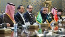 (Dari kiri ke kanan) Menteri Pertahanan Arab Saudi Pangeran Khalid bin Salman Al-Saud, Kepala Angkatan Darat Pakistan Jenderal Syed Asim Munir, dan Kepala Intelijen Turki Ibrahim Kalin saat bertemu dengan Presiden Iran, Menteri Luar Negeri Iran, serta kepala Dewan Keamanan Nasional Iran di Teheran pada 26 Oktober 2026. - (AFP/Kantor Presiden Iran)