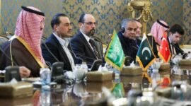 (Dari kiri ke kanan) Menteri Pertahanan Arab Saudi Pangeran Khalid bin Salman Al-Saud, Kepala Angkatan Darat Pakistan Jenderal Syed Asim Munir, dan Kepala Intelijen Turki Ibrahim Kalin saat bertemu dengan Presiden Iran, Menteri Luar Negeri Iran, serta kepala Dewan Keamanan Nasional Iran di Teheran pada 26 Oktober 2026. - (AFP/Kantor Presiden Iran)