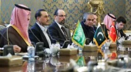 (Dari kiri ke kanan) Menteri Pertahanan Arab Saudi Pangeran Khalid bin Salman Al-Saud, Kepala Angkatan Darat Pakistan Jenderal Syed Asim Munir, dan Kepala Intelijen Turki Ibrahim Kalin saat bertemu dengan Presiden Iran, Menteri Luar Negeri Iran, serta kepala Dewan Keamanan Nasional Iran di Teheran pada 26 Oktober 2026. - (AFP/Kantor Presiden Iran)