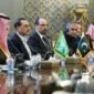 (Dari kiri ke kanan) Menteri Pertahanan Arab Saudi Pangeran Khalid bin Salman Al-Saud, Kepala Angkatan Darat Pakistan Jenderal Syed Asim Munir, dan Kepala Intelijen Turki Ibrahim Kalin saat bertemu dengan Presiden Iran, Menteri Luar Negeri Iran, serta kepala Dewan Keamanan Nasional Iran di Teheran pada 26 Oktober 2026. - (AFP/Kantor Presiden Iran)