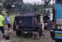 Tangkapan layar dari FB Atok Labu terkait kondisi mesin aspal yang rusak, Jumat (02/10).