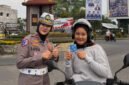 Kasat Lantas Polres Langkat IPTU Faradhila Lova Ayuningsih, S.Tr.K., S.I.K berfoto dengan salah seorang pengendara di Kota Stabat