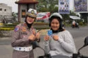 Kasat Lantas Polres Langkat IPTU Faradhila Lova Ayuningsih, S.Tr.K., S.I.K berfoto dengan salah seorang pengendara di Kota Stabat