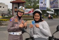 Kasat Lantas Polres Langkat IPTU Faradhila Lova Ayuningsih, S.Tr.K., S.I.K berfoto dengan salah seorang pengendara di Kota Stabat