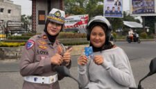 Kasat Lantas Polres Langkat IPTU Faradhila Lova Ayuningsih, S.Tr.K., S.I.K berfoto dengan salah seorang pengendara di Kota Stabat