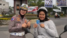 Kasat Lantas Polres Langkat IPTU Faradhila Lova Ayuningsih, S.Tr.K., S.I.K berfoto dengan salah seorang pengendara di Kota Stabat