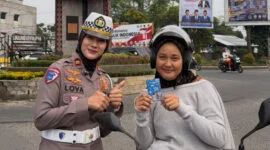 Kasat Lantas Polres Langkat IPTU Faradhila Lova Ayuningsih, S.Tr.K., S.I.K berfoto dengan salah seorang pengendara di Kota Stabat