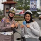 Kasat Lantas Polres Langkat IPTU Faradhila Lova Ayuningsih, S.Tr.K., S.I.K berfoto dengan salah seorang pengendara di Kota Stabat