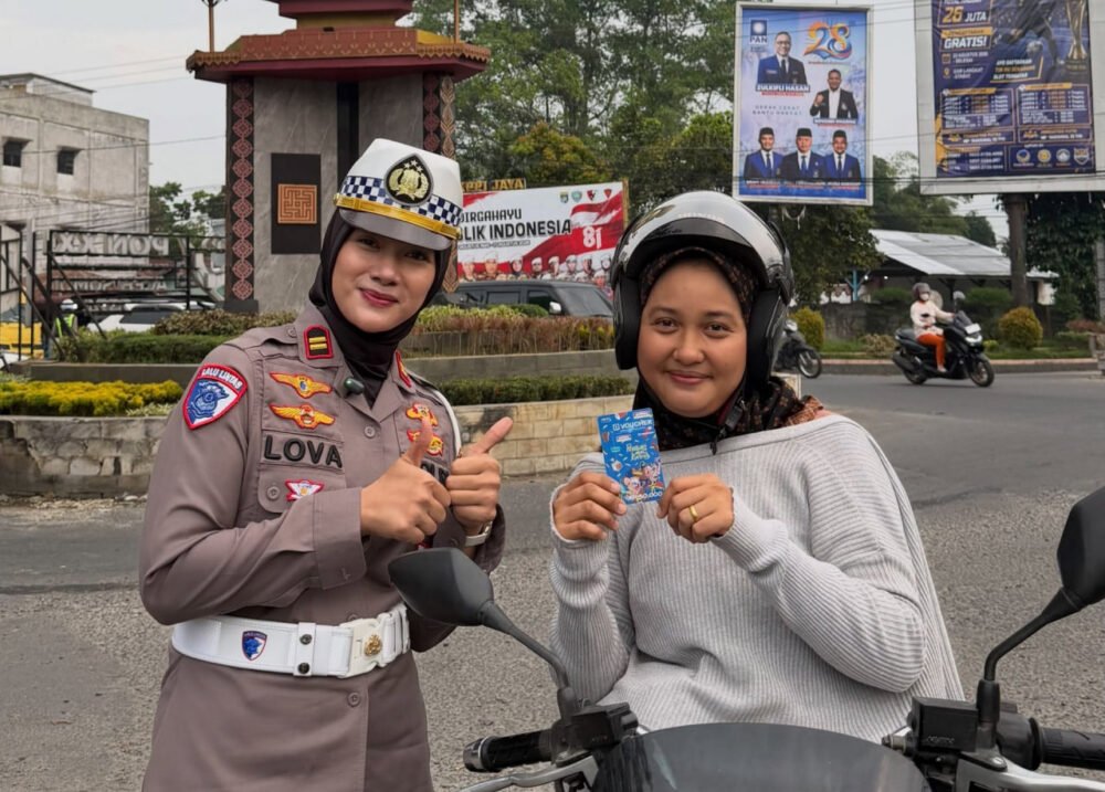 Kasat Lantas Polres Langkat IPTU Faradhila Lova Ayuningsih, S.Tr.K., S.I.K berfoto dengan salah seorang pengendara di Kota Stabat
