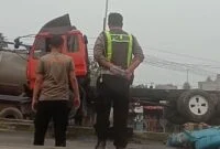 Gagal Menanjak di Jembatan Wampu Stabat, Kontainer Bermuatan 20 Ton Besi Terbalik