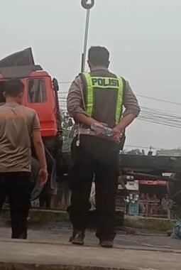 Gagal Menanjak di Jembatan Wampu Stabat, Kontainer Bermuatan 20 Ton Besi Terbalik