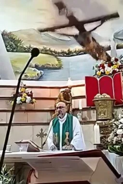 Tragis! Pastor Tewas Tertimpa Salib Besar Saat Pimpin Misa yang Disiarkan Langsung