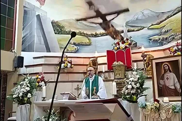 Tragis! Pastor Tewas Tertimpa Salib Besar Saat Pimpin Misa yang Disiarkan Langsung
