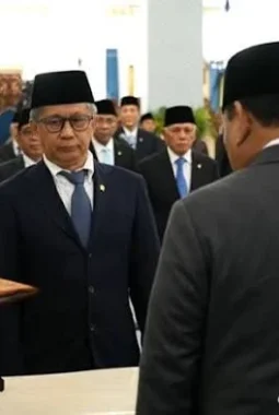 Rocky Gerung Dilantik Jadi Anggota Wantimpres, Tunduk Hormat kepada Prabowo