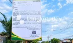 Bukan Spanduk Pemkab, Warga Kwala Begumit Swadaya Pajang Surat Janji Pengaspalan