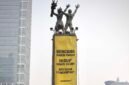 Spanduk Greenpeace Indonesia dibentangkan di Monumen Bundaran HI, Jakarta, Selasa (20/10)