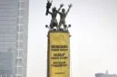 Spanduk Greenpeace Indonesia dibentangkan di Monumen Bundaran HI, Jakarta, Selasa (20/10)