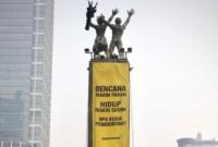 Spanduk Greenpeace Indonesia dibentangkan di Monumen Bundaran HI, Jakarta, Selasa (20/10)