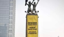 Spanduk Greenpeace Indonesia dibentangkan di Monumen Bundaran HI, Jakarta, Selasa (20/10)