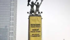 Spanduk Greenpeace Indonesia dibentangkan di Monumen Bundaran HI, Jakarta, Selasa (20/10)