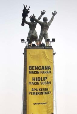 Genap 2 Tahun Prabowo-Gibran, Greenpeace Pajang Spanduk Kritikan Soal Bencana dan Ekonomi di Bundaran HI