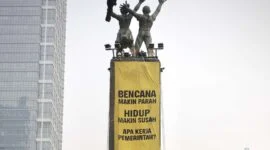 Spanduk Greenpeace Indonesia dibentangkan di Monumen Bundaran HI, Jakarta, Selasa (20/10)