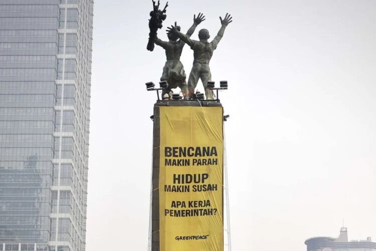 Genap 2 Tahun Prabowo-Gibran, Greenpeace Pajang Spanduk Kritikan Soal Bencana dan Ekonomi di Bundaran HI