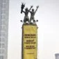 Spanduk Greenpeace Indonesia dibentangkan di Monumen Bundaran HI, Jakarta, Selasa (20/10)