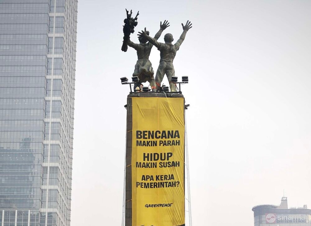 Spanduk Greenpeace Indonesia dibentangkan di Monumen Bundaran HI, Jakarta, Selasa (20/10)